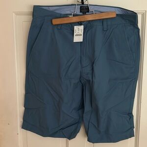 JCrew 100% cotton 11” men’s shorts in a classic grey/blue color. Size 32 waist